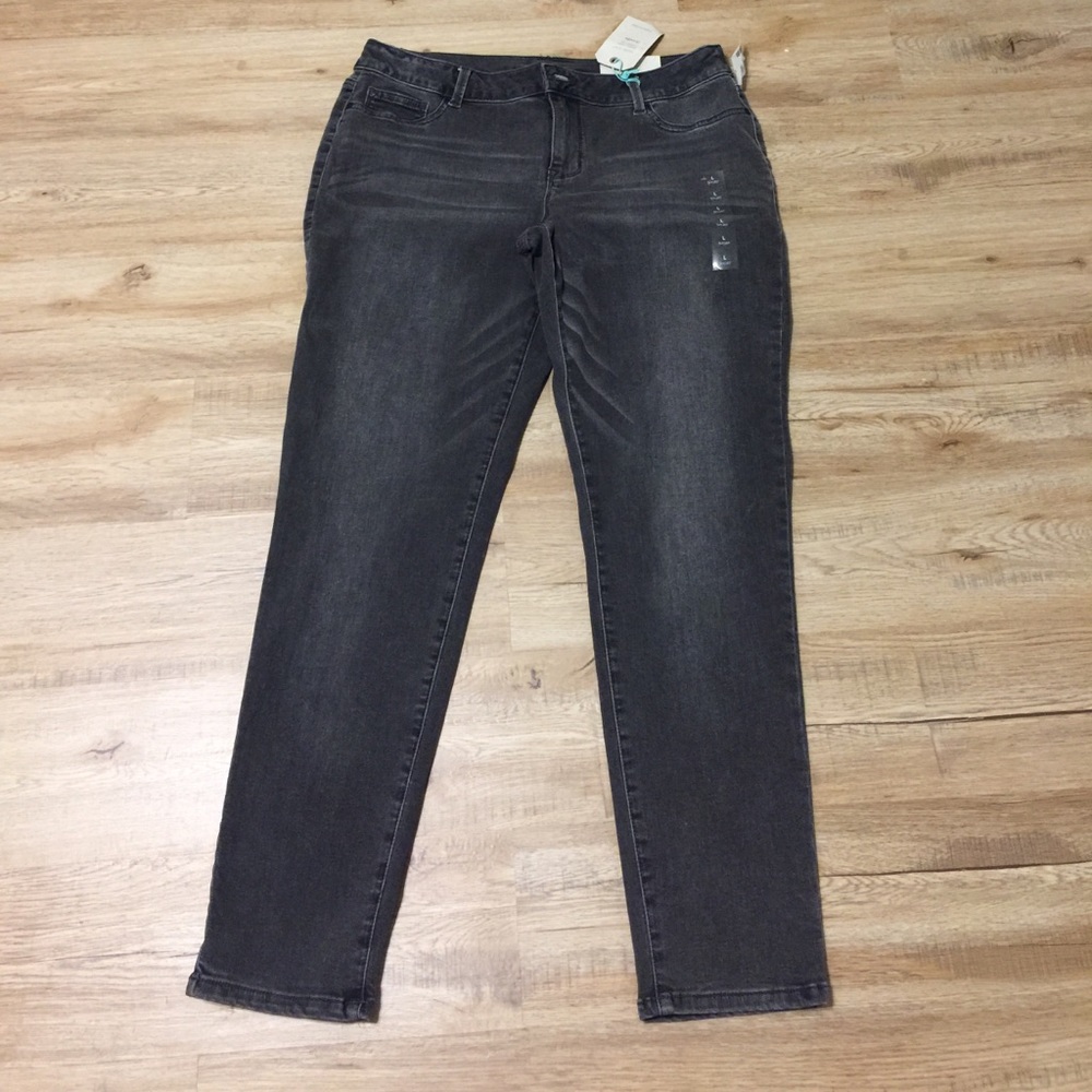 **MAKE OFFER** Maurices jeggings. Large short